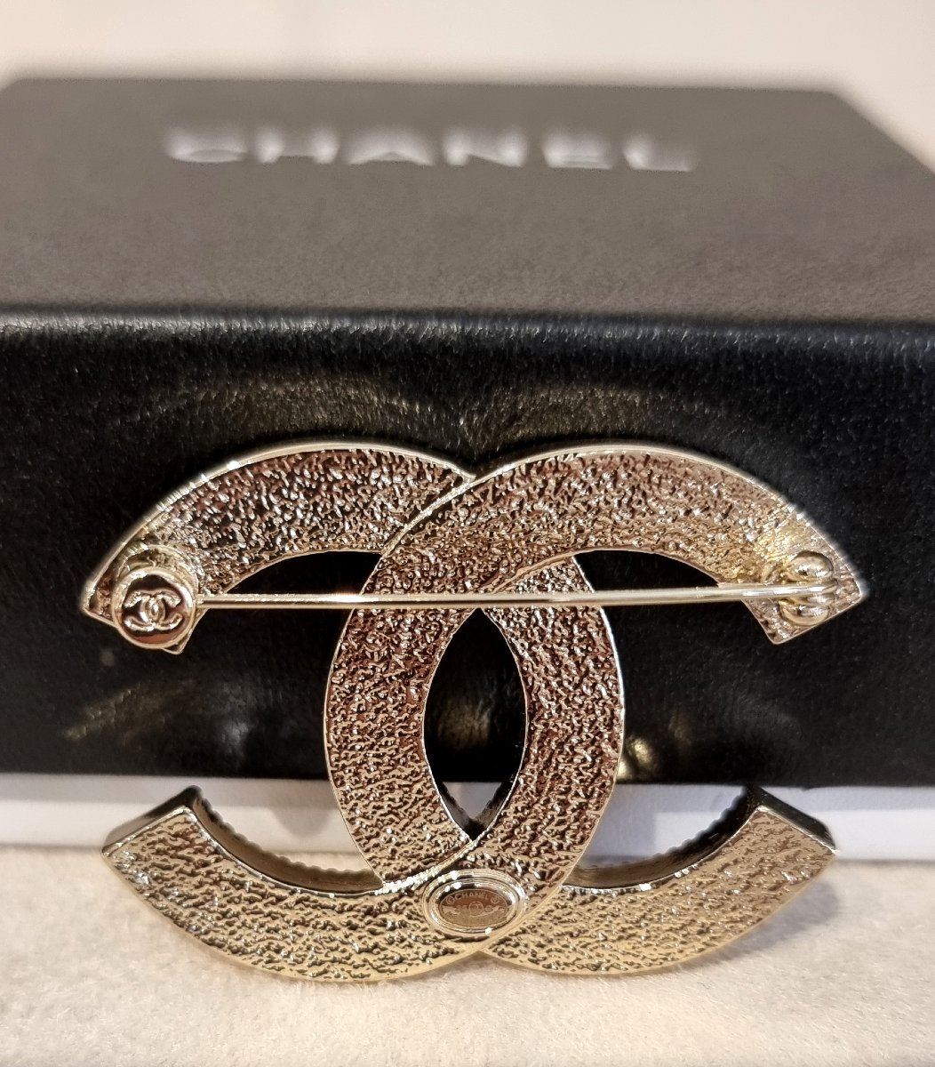 CHANEL BROCHE DOUBLE CC en métal plaqué or et cristal rouge-photo-4