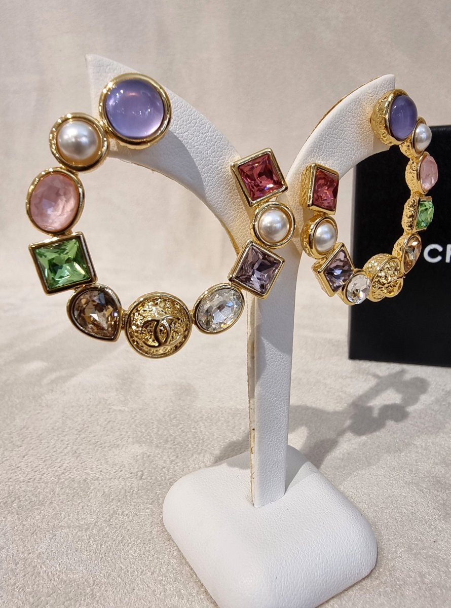 Chanel Paire de boucles d'oreilles  créoles en métal plaqué or et cristaux couleurs-photo-4