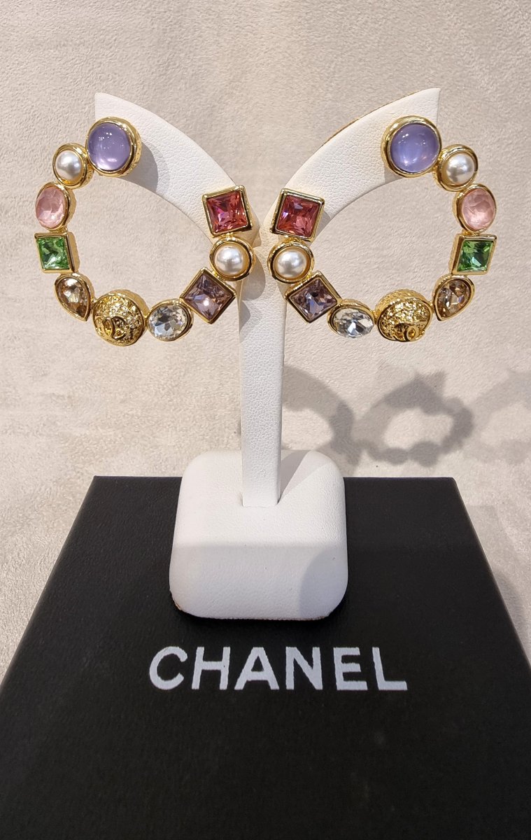 Chanel Paire de boucles d'oreilles  créoles en métal plaqué or et cristaux couleurs-photo-1
