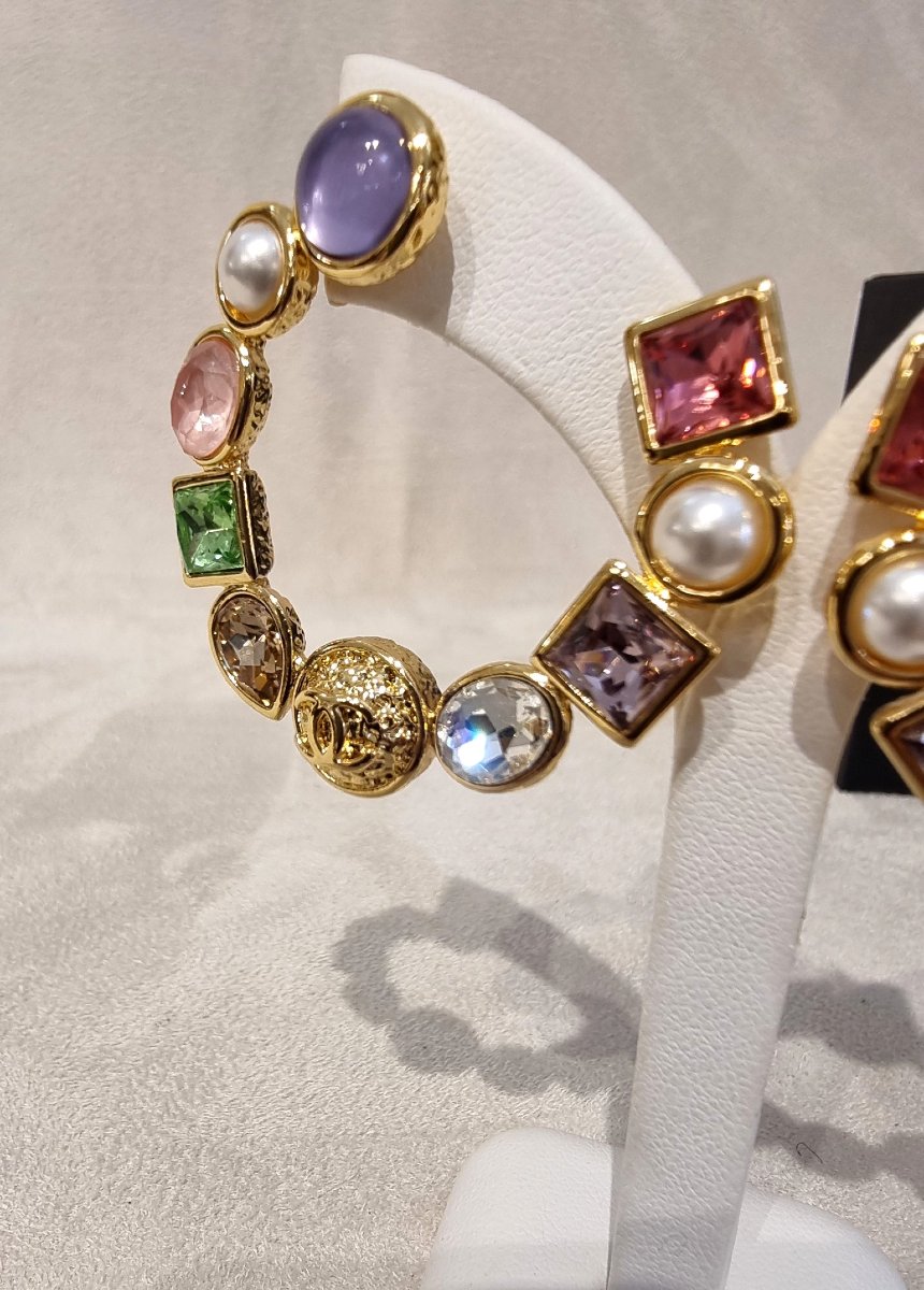 Chanel Paire de boucles d'oreilles  créoles en métal plaqué or et cristaux couleurs-photo-2