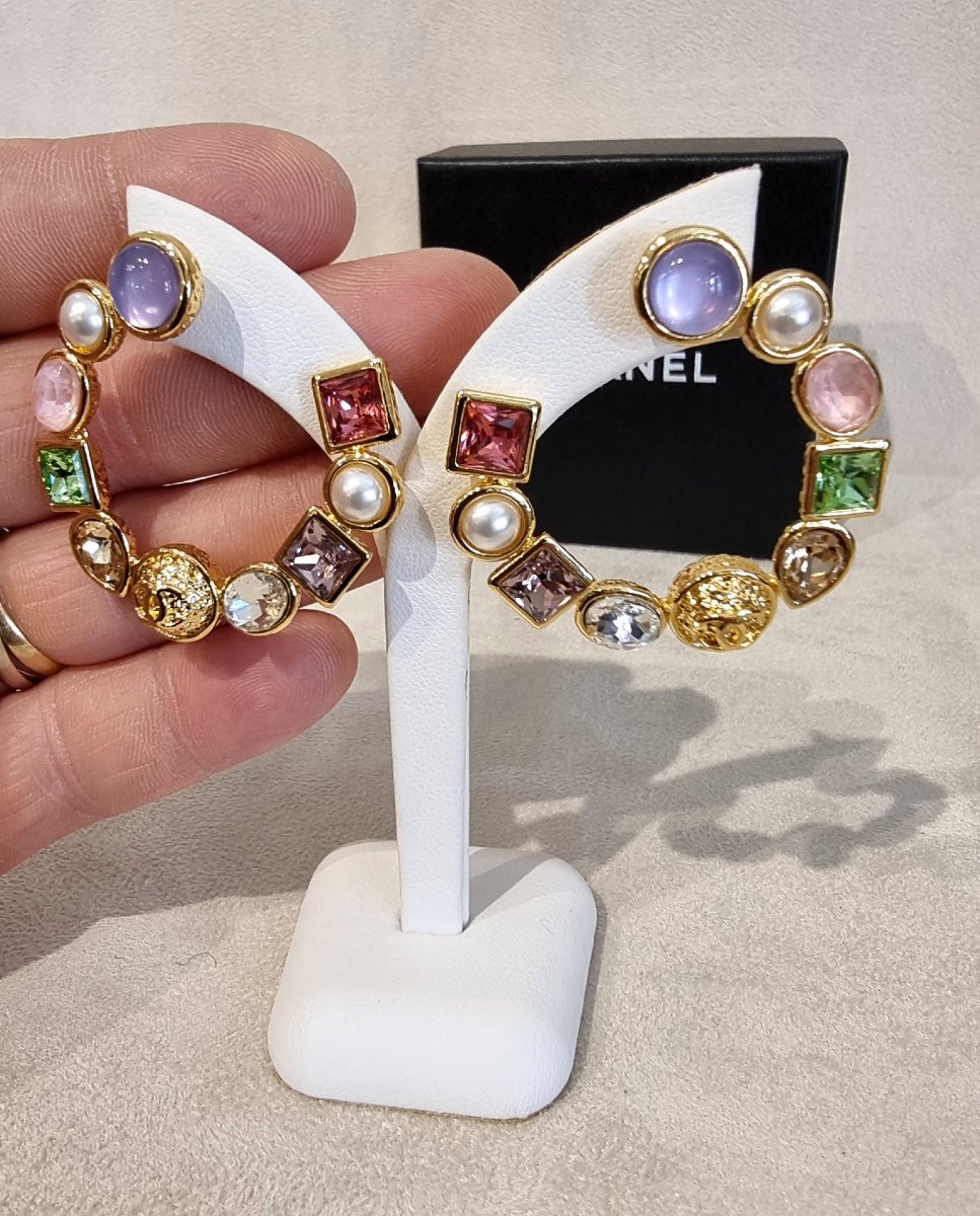 Chanel Paire de boucles d'oreilles  créoles en métal plaqué or et cristaux couleurs-photo-5