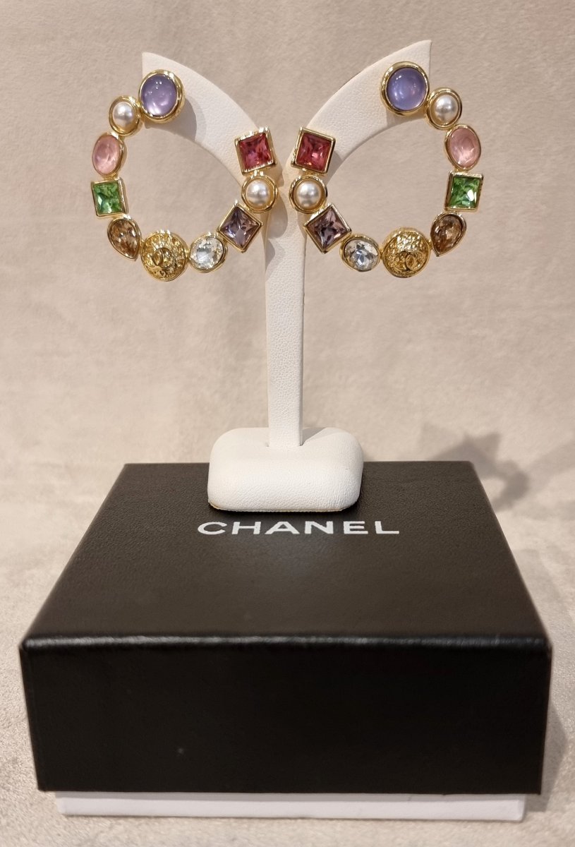 Chanel Paire de boucles d'oreilles  créoles en métal plaqué or et cristaux couleurs-photo-6