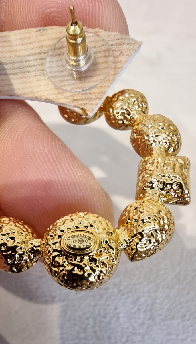 Chanel Paire de boucles d'oreilles  créoles en métal plaqué or et cristaux couleurs-photo-7