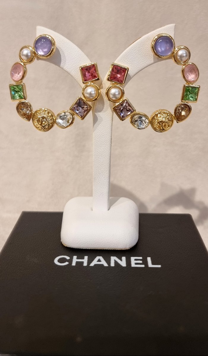 Chanel Paire de boucles d'oreilles  créoles en métal plaqué or et cristaux couleurs