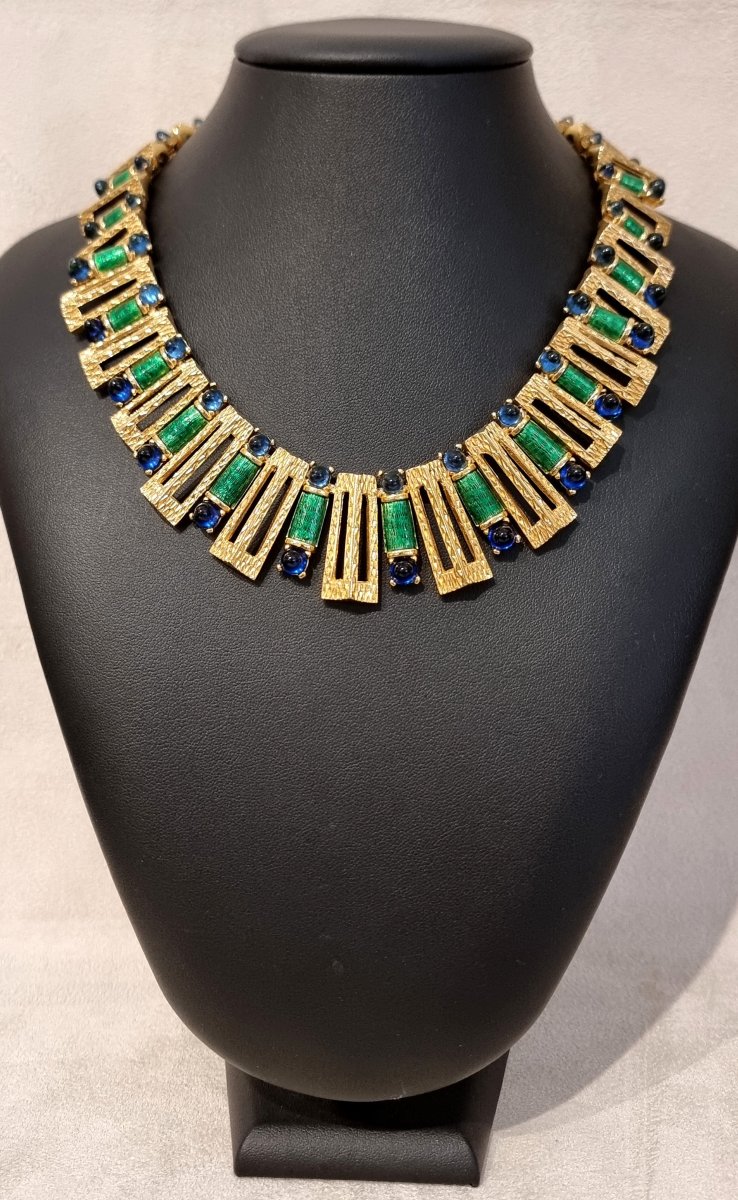 CARVEN COLLIER Ras de cou en métal plaqué or, cabochons en verre bleu et émail avec son coffret