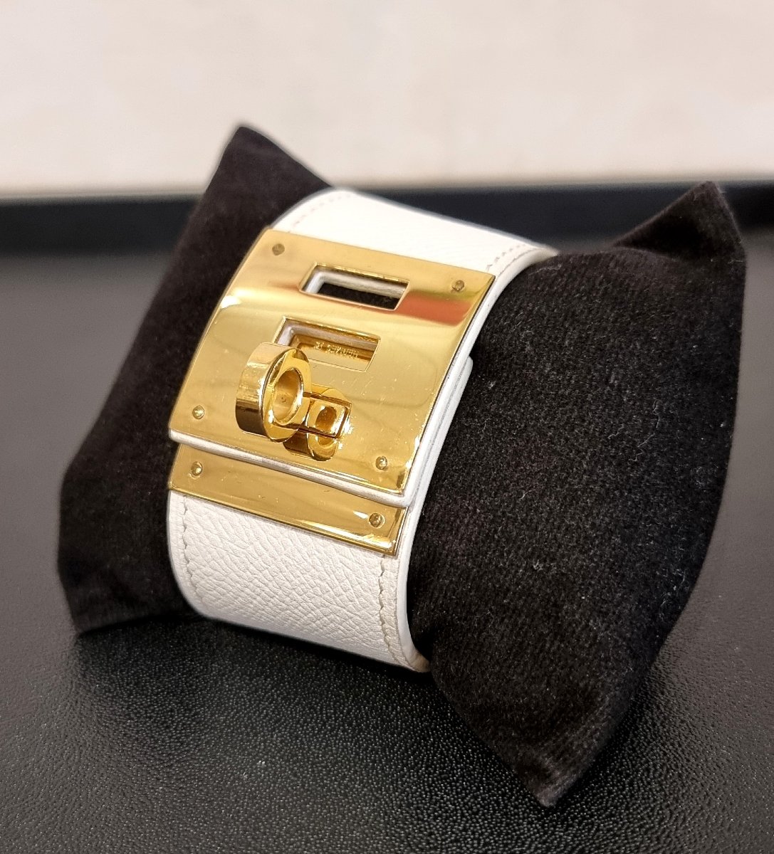 Hermès Bracelet Manchette kelly Dog en Métal Plaqué Or et cuir Epson Blanc