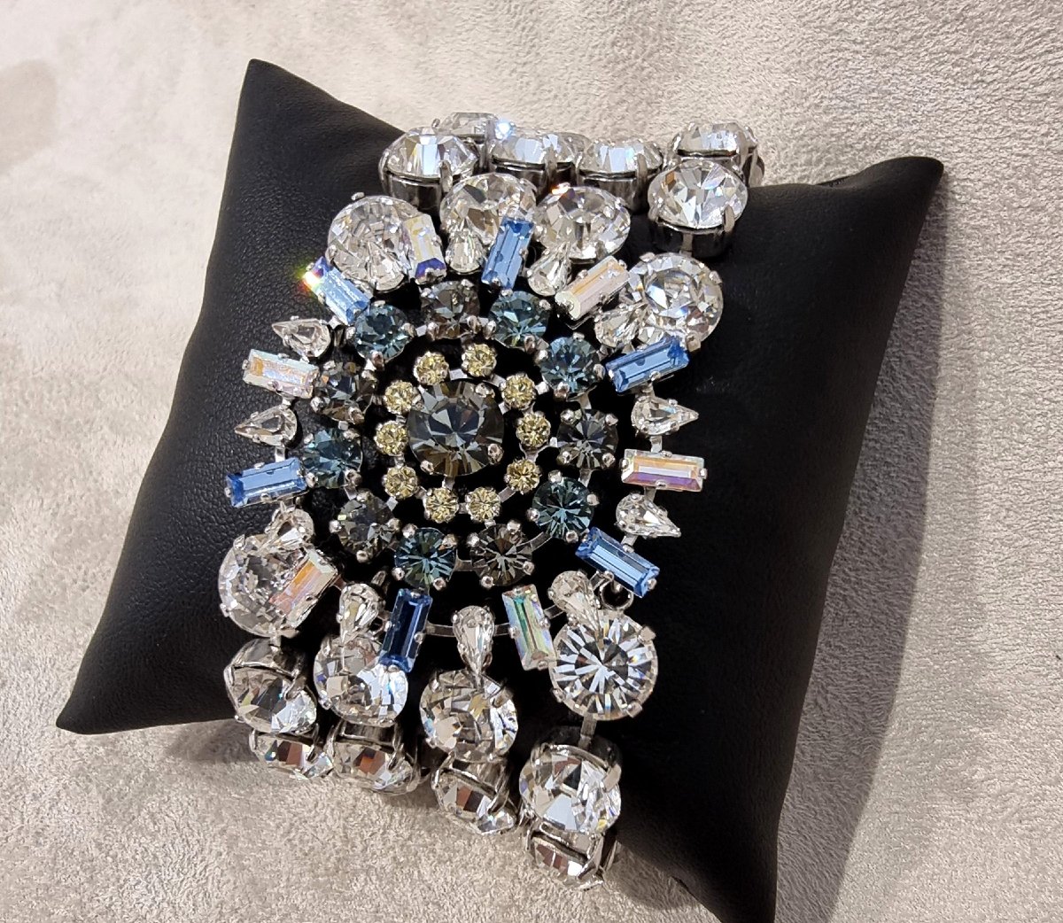 Christian Lacroix Bracelet Manchette en métal argenté et cristal 