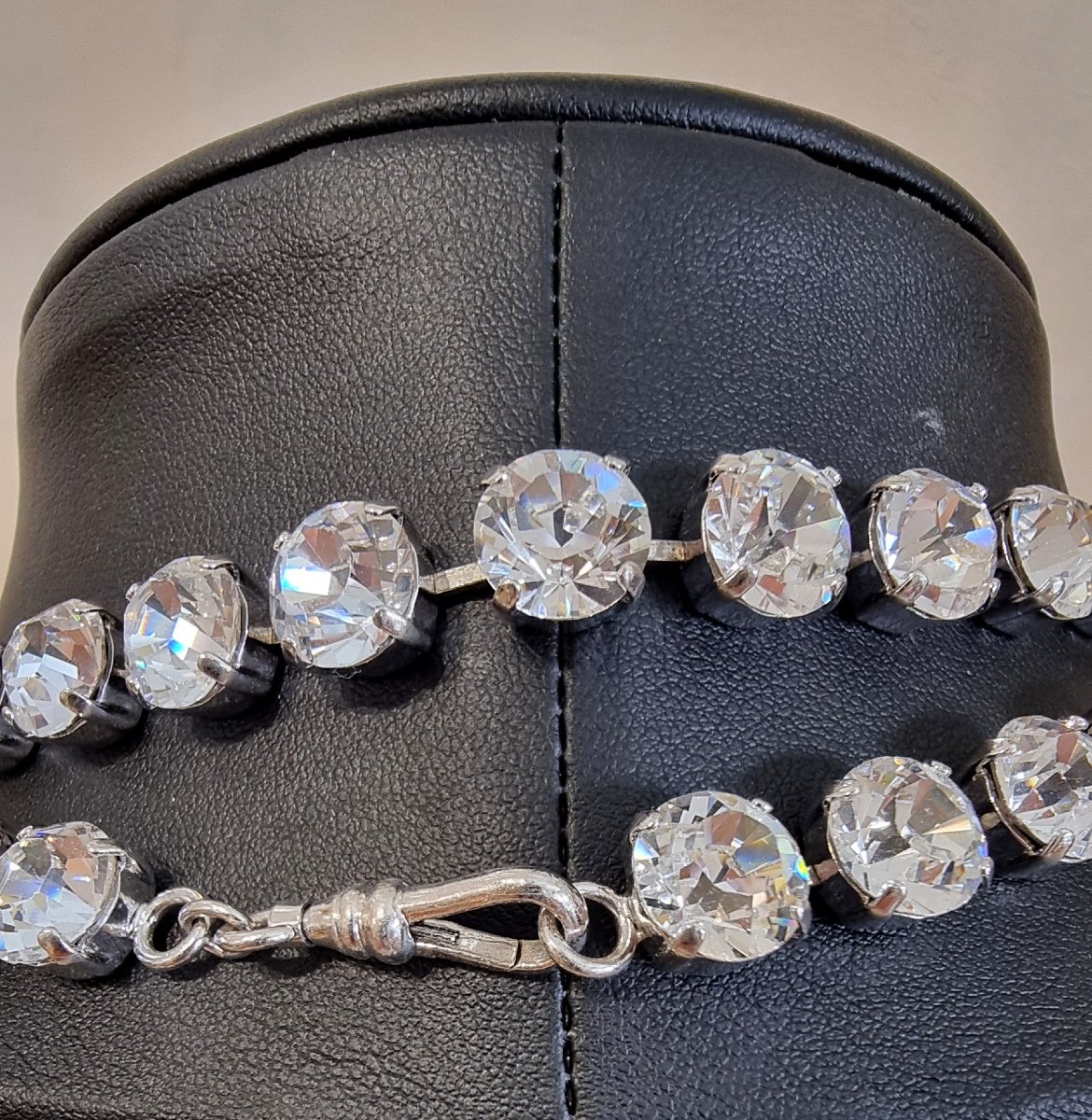 Christian LACROIX Important collier Sautoir en métal argenté et cristal -photo-2