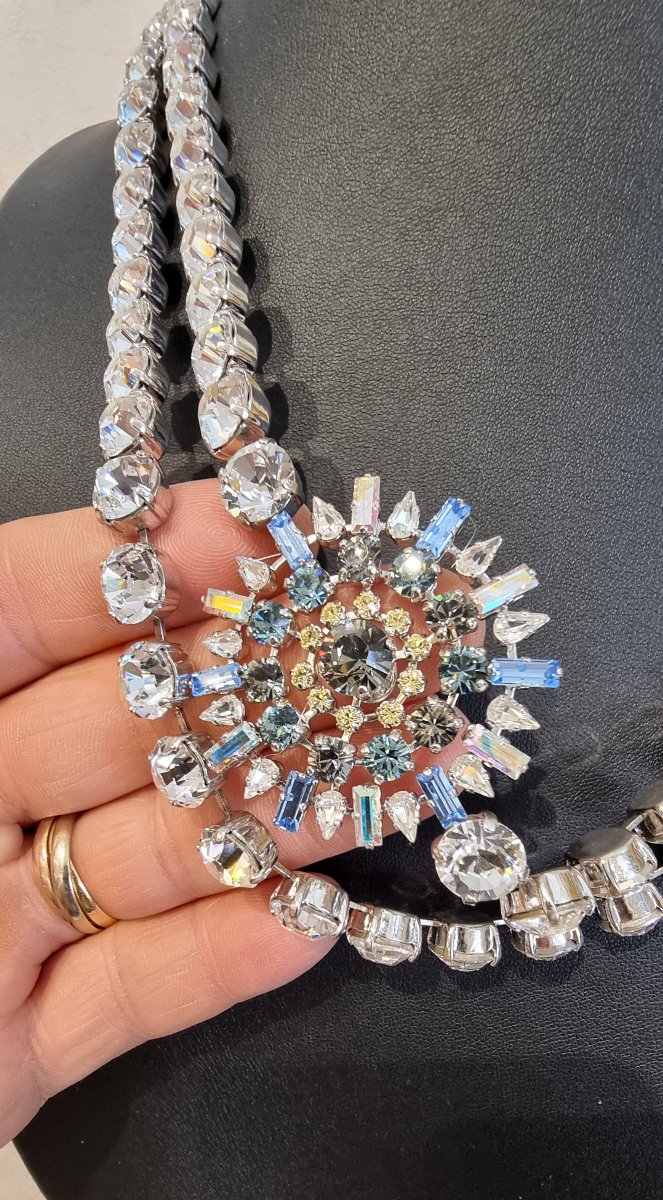 Christian LACROIX Important collier Sautoir en métal argenté et cristal -photo-7