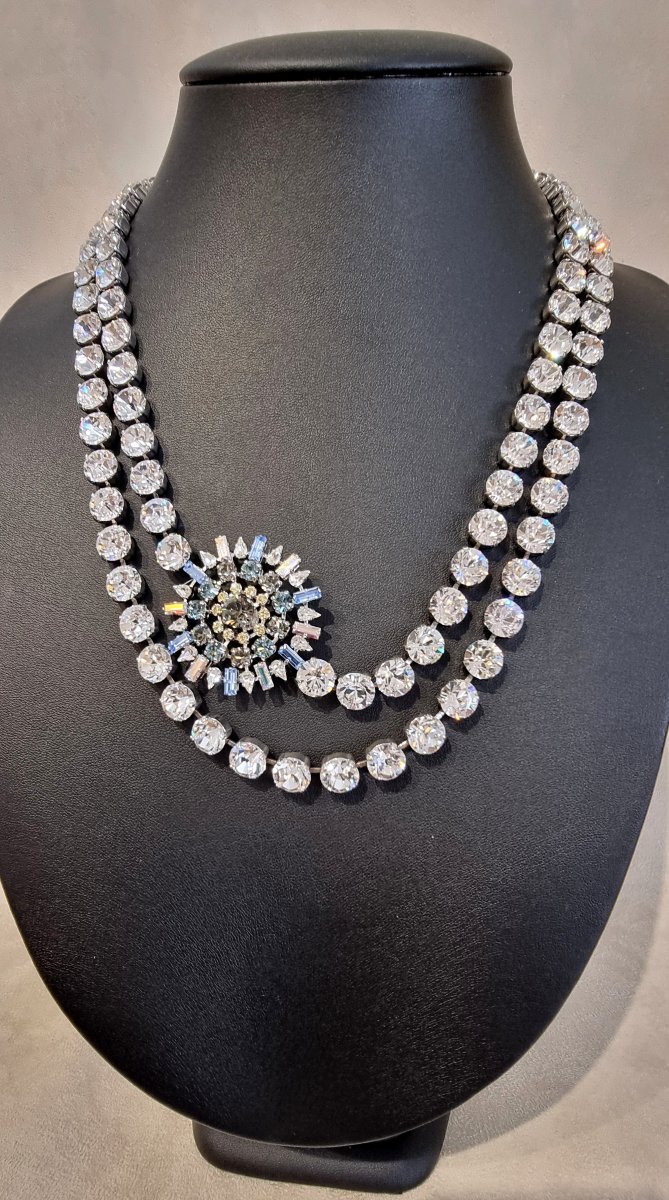 Christian LACROIX Important collier Sautoir en métal argenté et cristal 