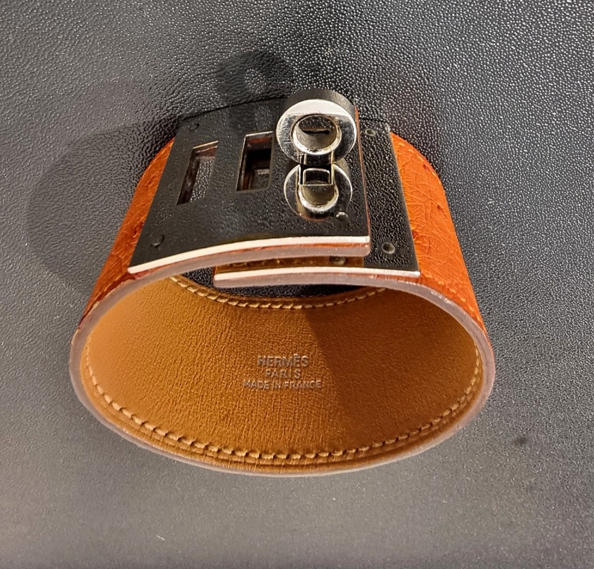 Hermès Kelly Dog Cuff Bracelet In Palladium-plated Silver And Ostrich Leather-photo-2