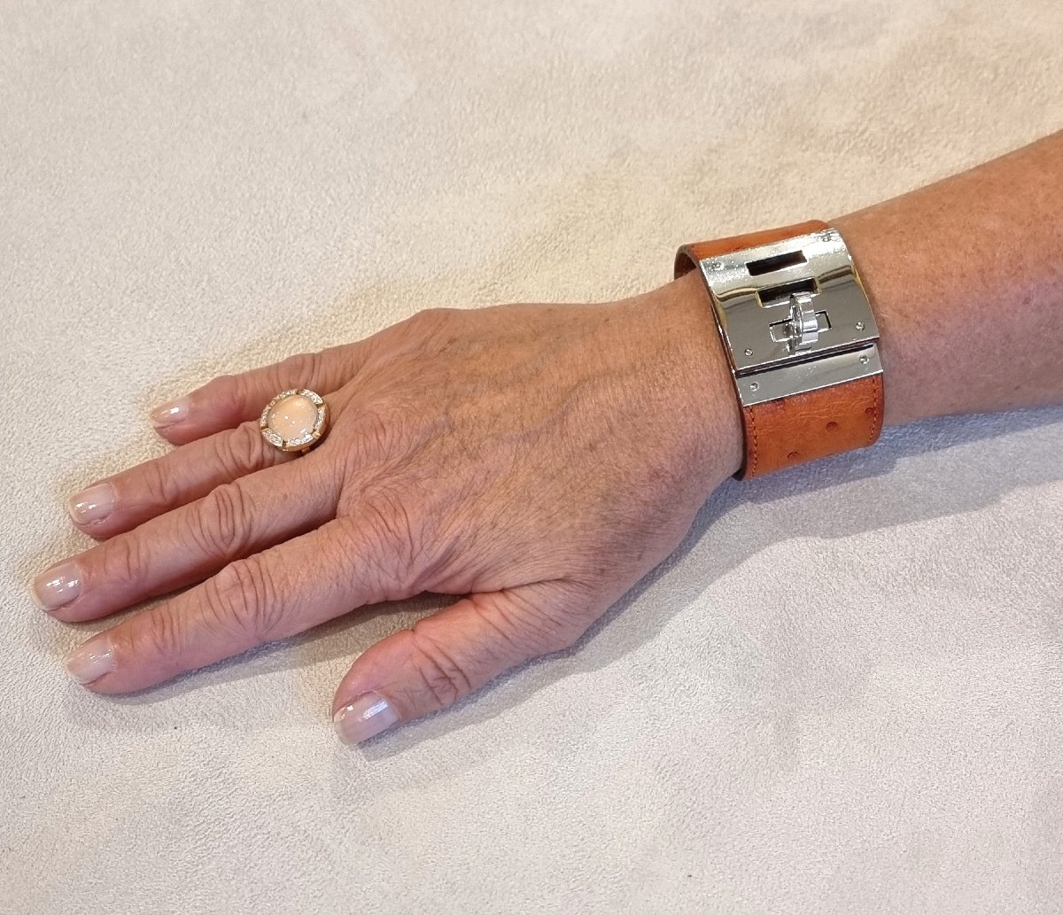 Hermès Kelly Dog Cuff Bracelet In Palladium-plated Silver And Ostrich Leather-photo-3