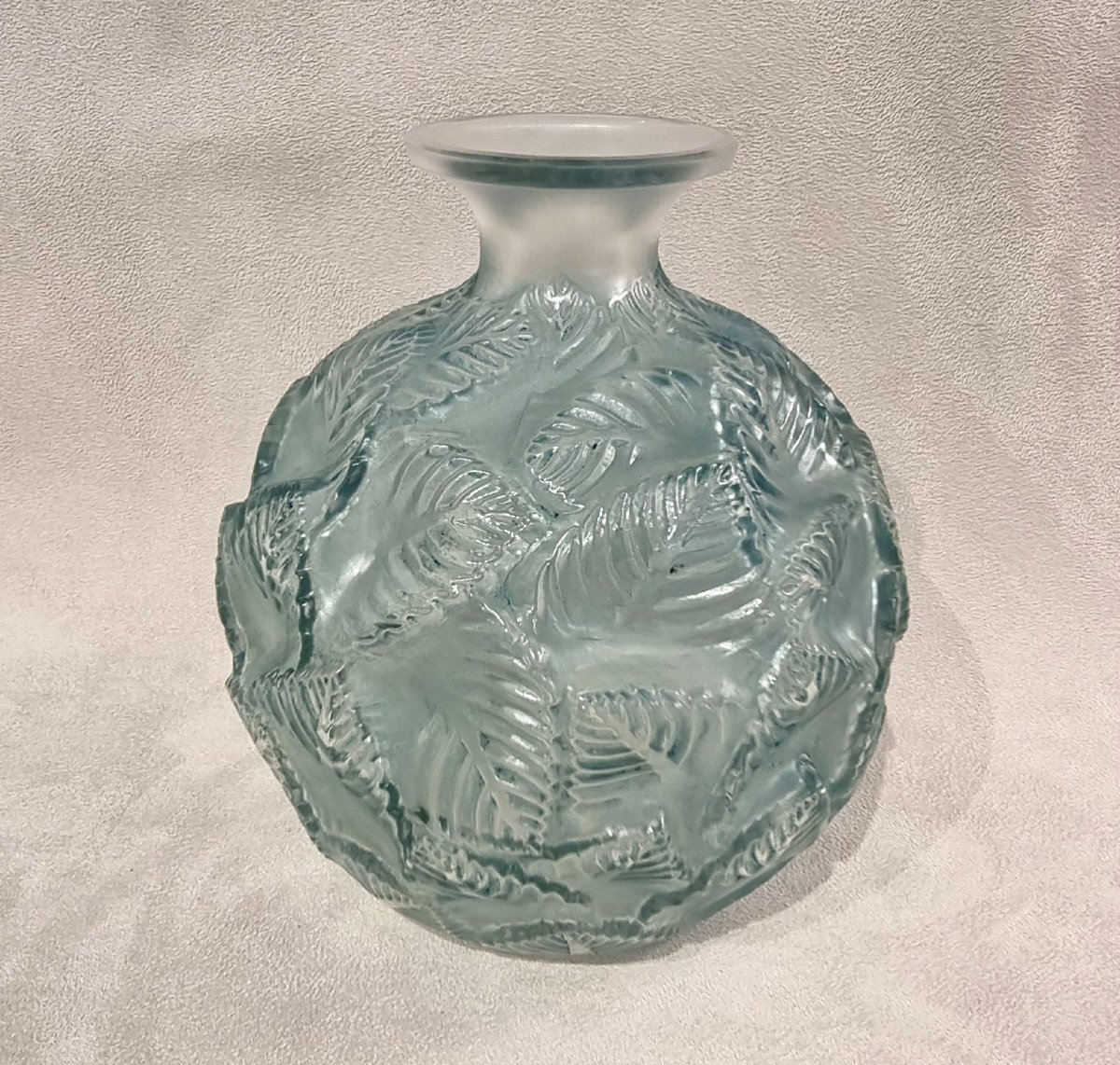 René LALIQUE VASE ORMEAUX Art Déco 1926 verre moulé-pressé à patine bleue