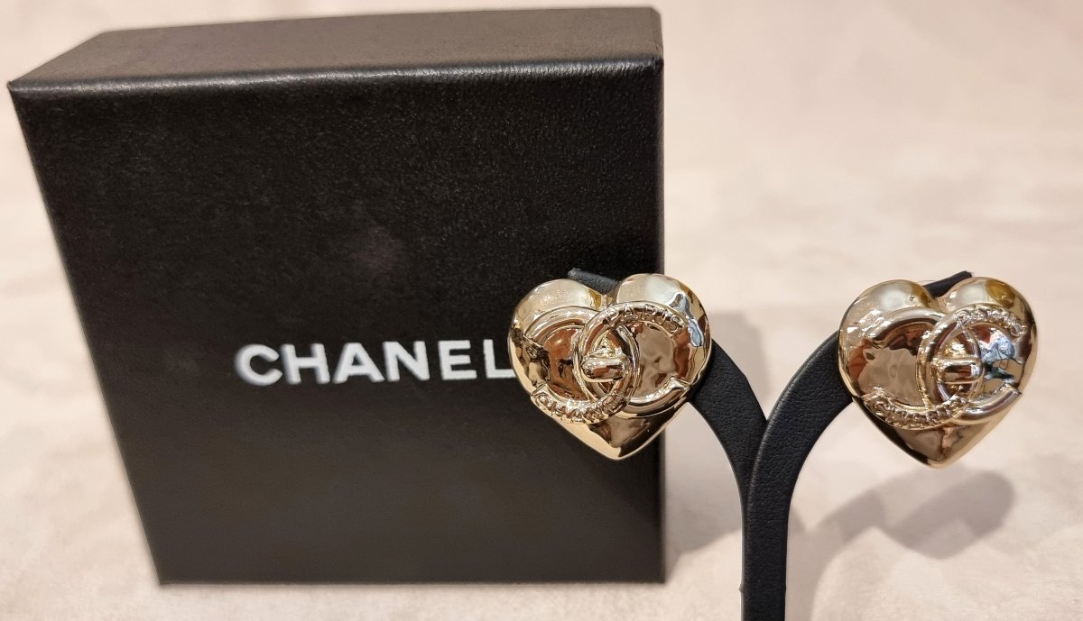 CHANEL Paire de boucles d'oreilles Coeur en métal doré -photo-2