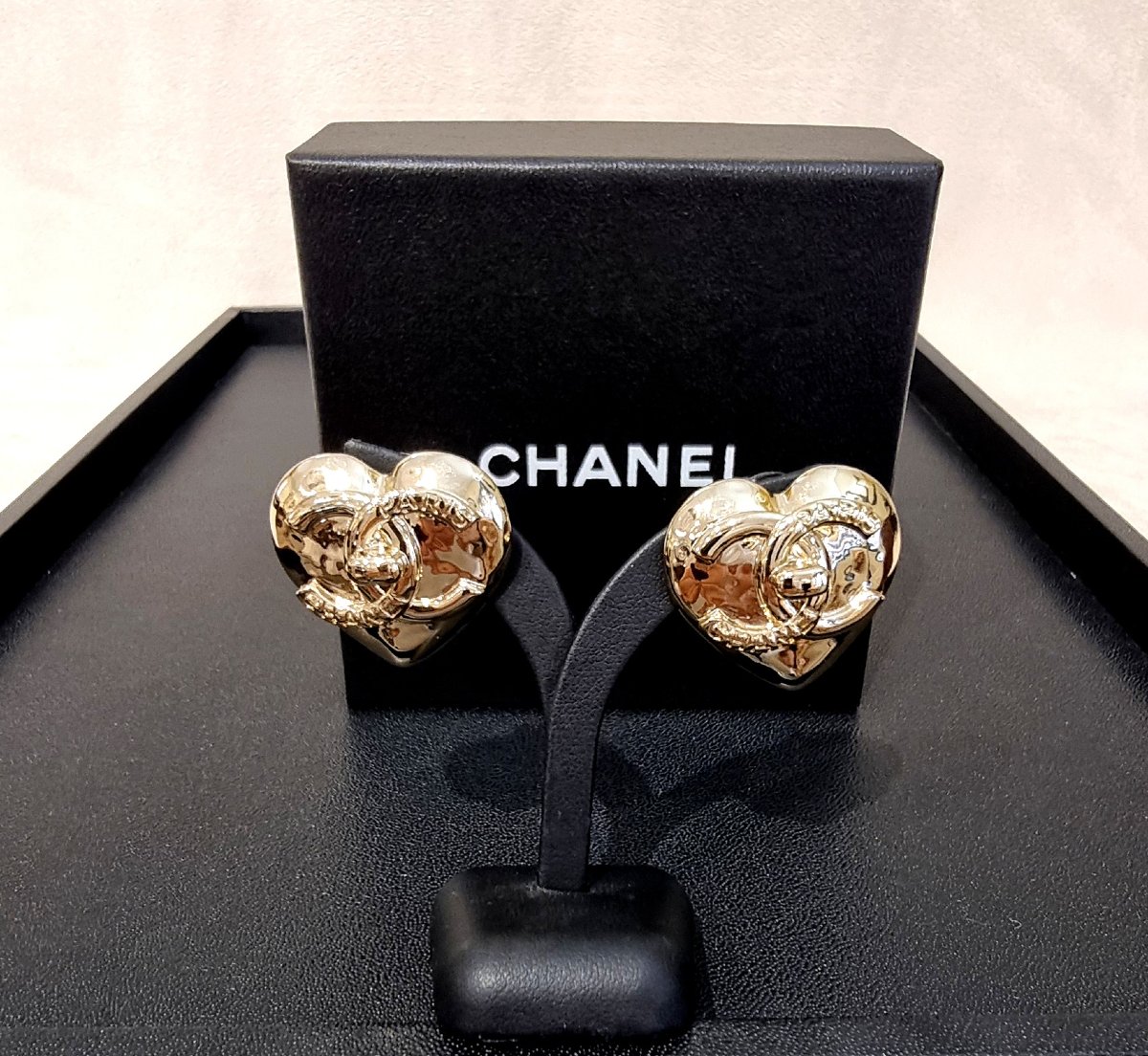 CHANEL Paire de boucles d'oreilles Coeur en métal doré -photo-3