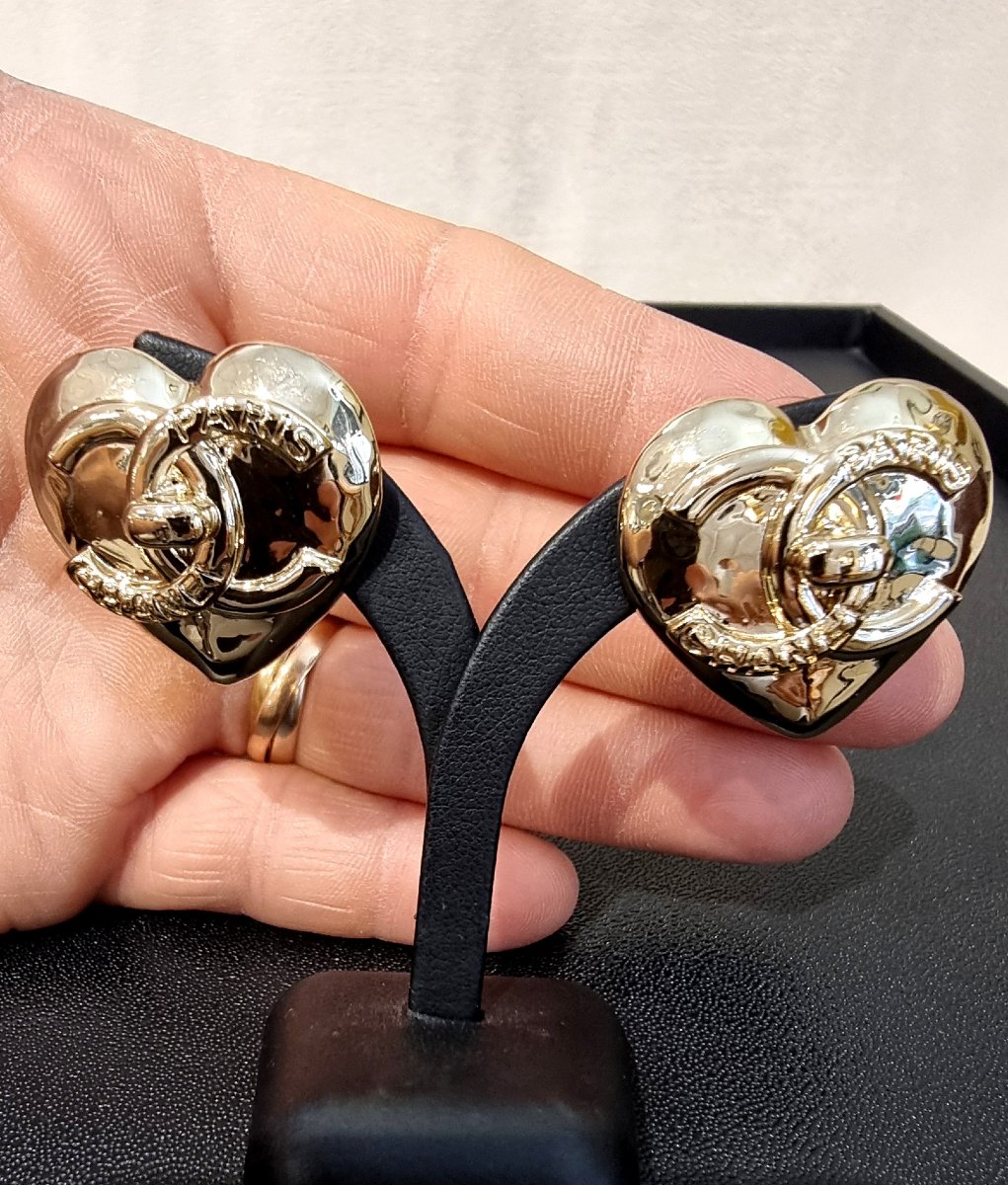 CHANEL Paire de boucles d'oreilles Coeur en métal doré -photo-4