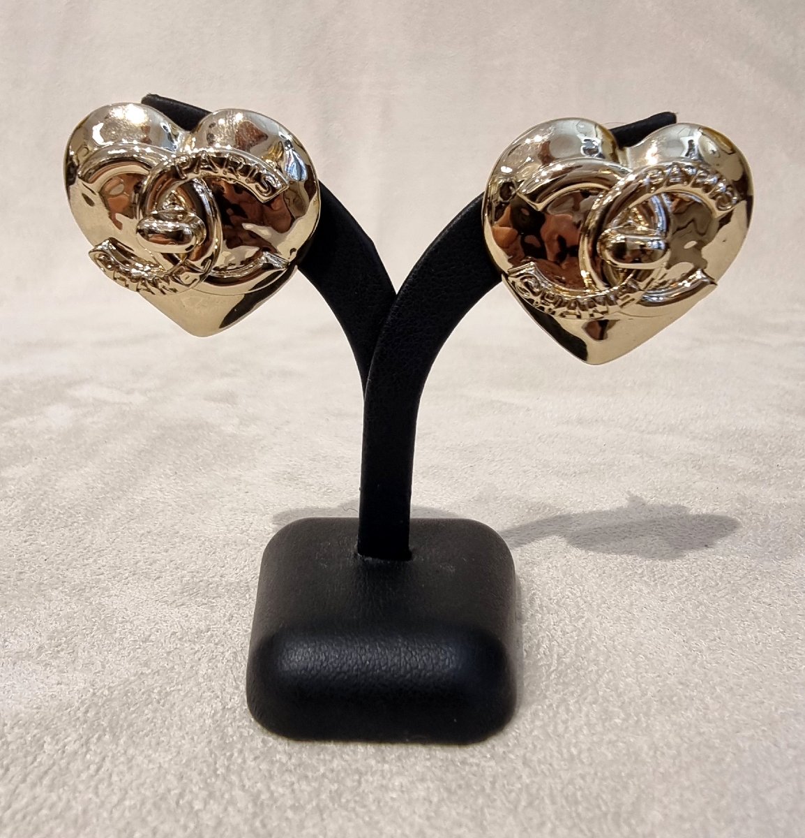 CHANEL Paire de boucles d'oreilles Coeur en métal doré -photo-1