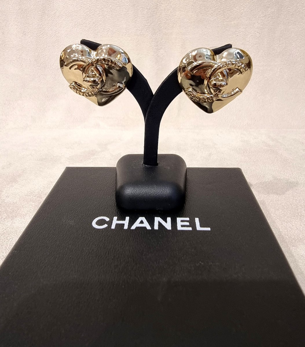 CHANEL Paire de boucles d'oreilles Coeur en métal doré -photo-2