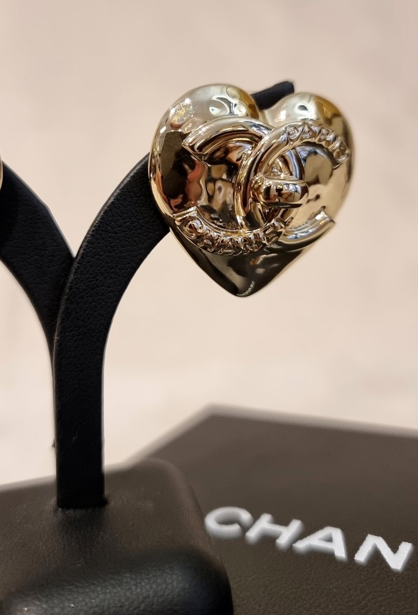 CHANEL Paire de boucles d'oreilles Coeur en métal doré -photo-3