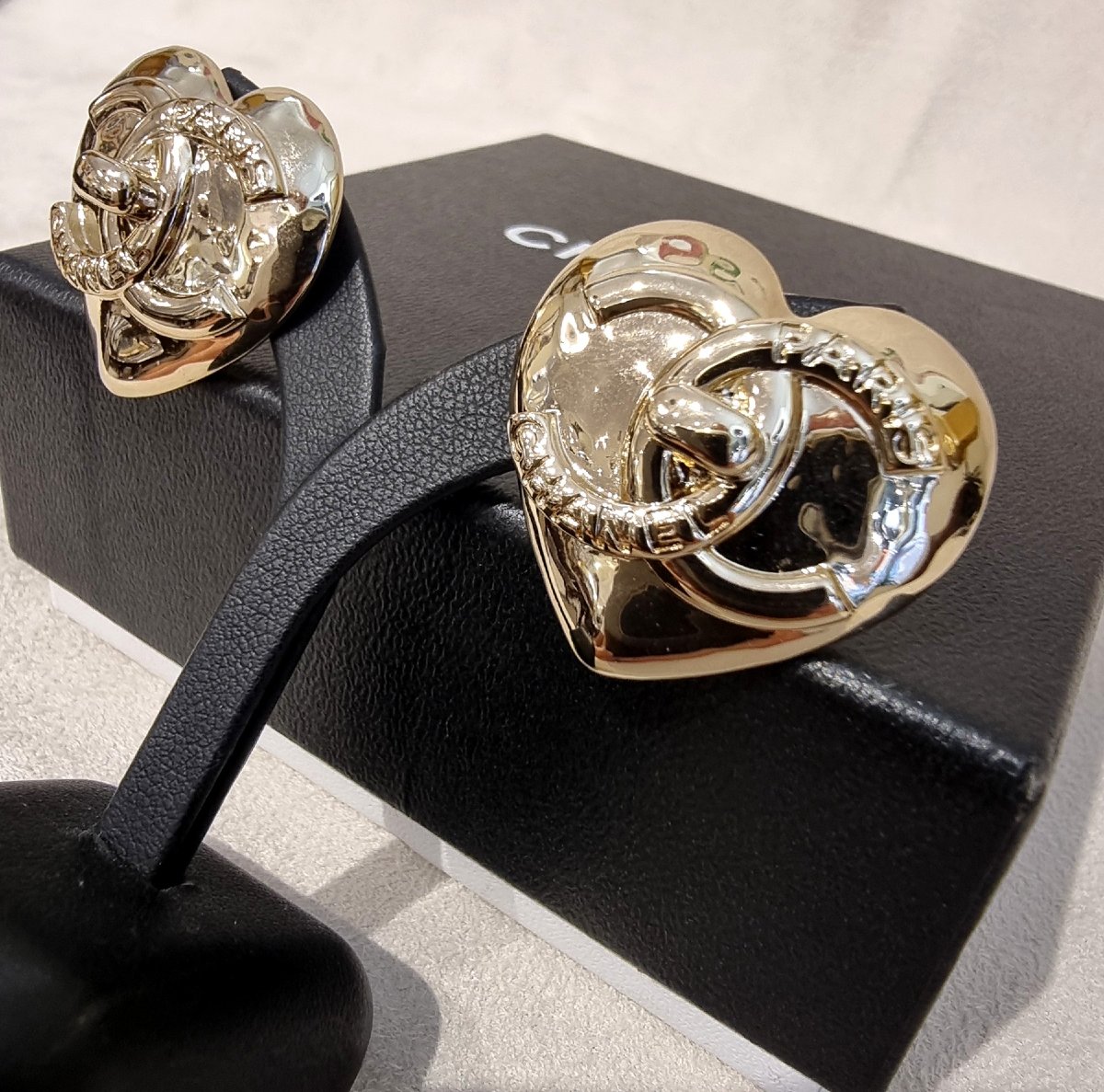 CHANEL Paire de boucles d'oreilles Coeur en métal doré -photo-5