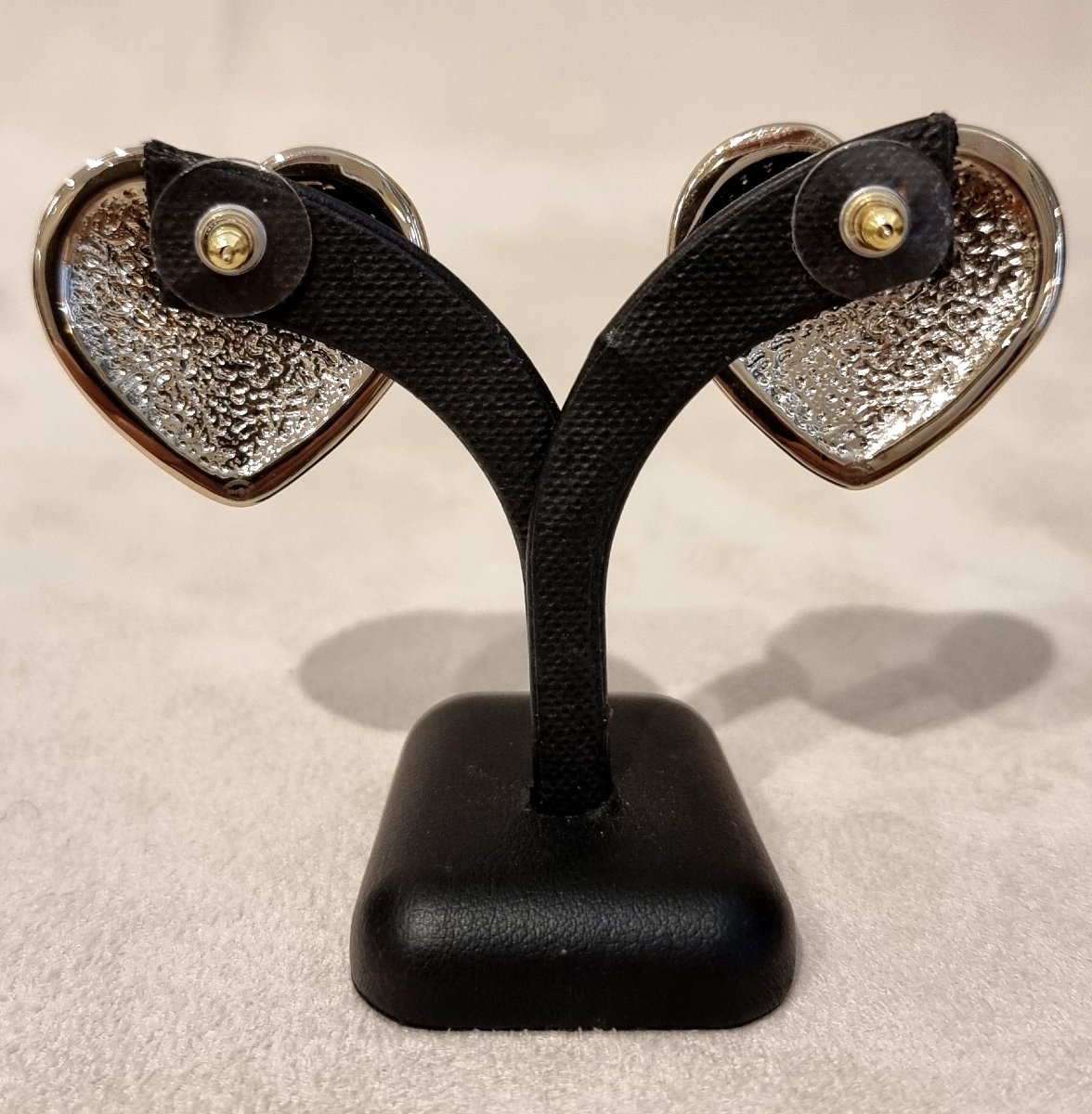 CHANEL Paire de boucles d'oreilles Coeur en métal doré -photo-6
