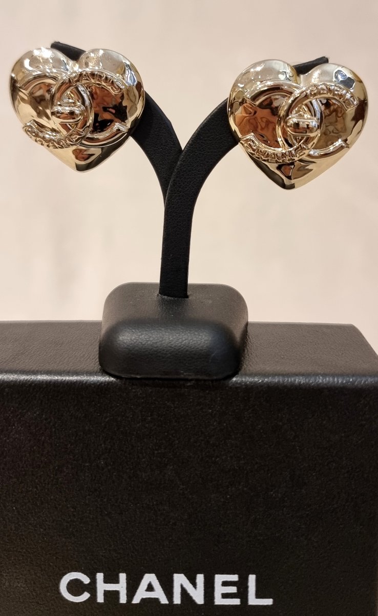 CHANEL Paire de boucles d'oreilles Coeur en métal doré 