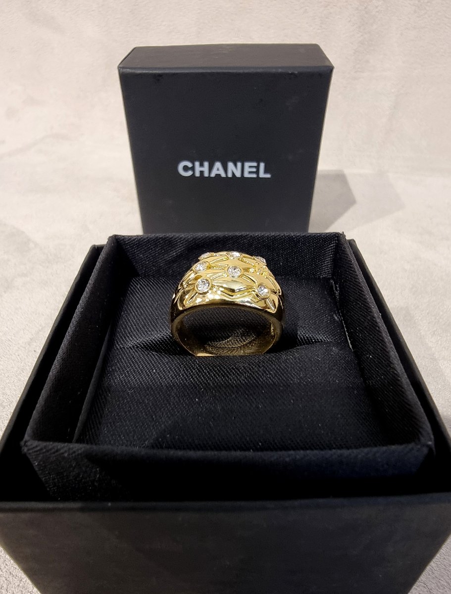 CHANEL BAGUE en métal plaqué or et cristal-photo-2