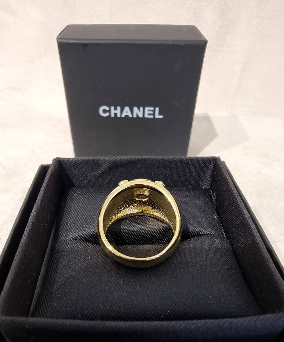 CHANEL BAGUE en métal plaqué or et cristal-photo-3