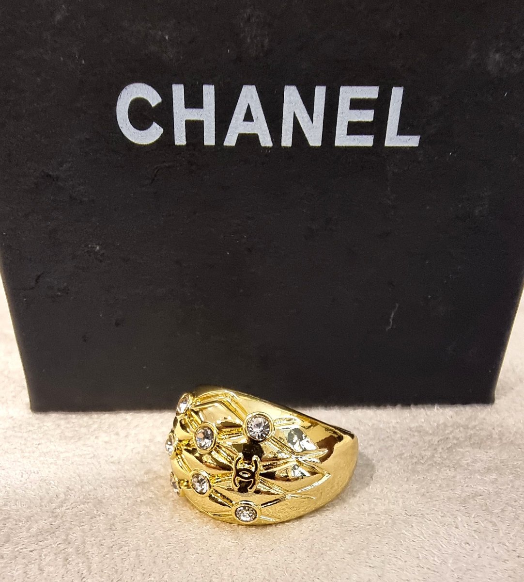 CHANEL BAGUE en métal plaqué or et cristal-photo-2