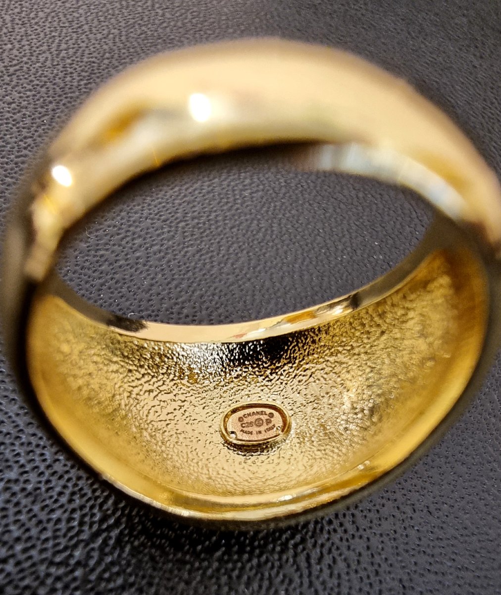 CHANEL BAGUE en métal plaqué or et cristal-photo-3