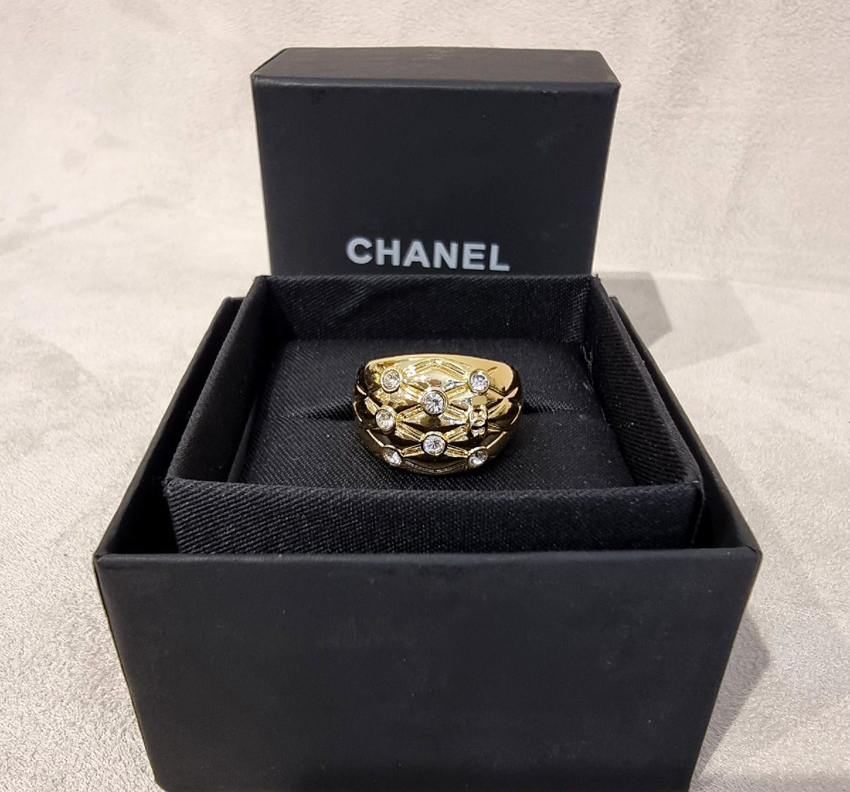 CHANEL BAGUE en métal plaqué or et cristal
