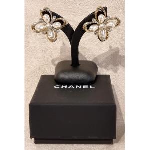 Chanel Paire De Boucles d'Oreilles  Métal Doré Perles En Verre Nacrées Et Cristal 