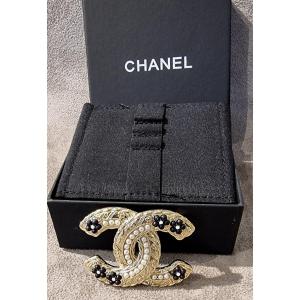 Chanel Broche Perles Noires et Blanches  