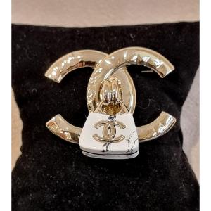 Chanel Gold Metal Brooch And White Marbled Pendant Bag 