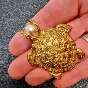 YSL YVES SAINT LAURENT BROCHE PENDENTIF Tortue Vintage 1970