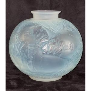  René Lalique Opalescent Fish Vase With Blue Patina, Art Deco, 1921 