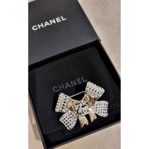 CHANEL BROCHE NOEUD en Métal Doré & Cristal