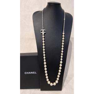CHANEL COLLIER SAUTOIR en Métal argenté, perles de verre nacrées et cristal