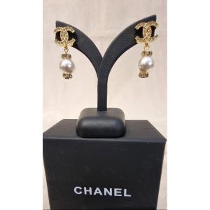 CHANEL Paire de boucles d'oreilles pendants métal doré perles de verre nacrées & cristal