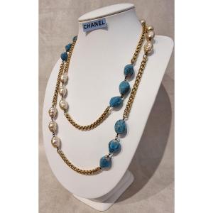 CHANEL COLLIER SAUTOIR en métal doré perles de verre baroques nacrées et bleues Vintage 1980
