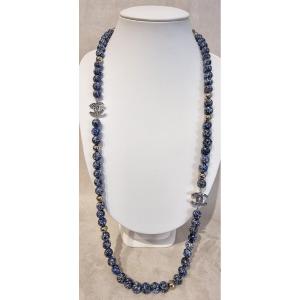Chanel Collier Sautoir en métal doré perles de verre et cristal bleu