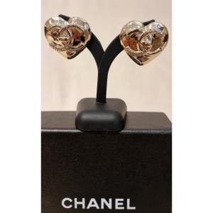 CHANEL Paire de boucles d'oreilles Coeur en métal doré 