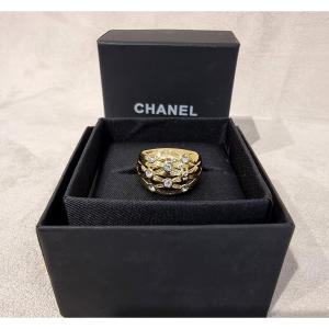 CHANEL BAGUE en métal plaqué or et cristal