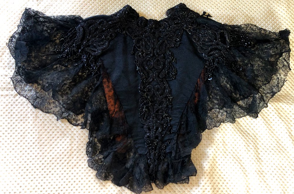 Cape de costume, perles de jets et dentelle de Calais XIX-photo-2