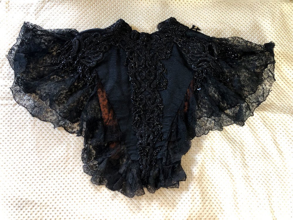 Cape de costume, perles de jets et dentelle de Calais XIX-photo-2