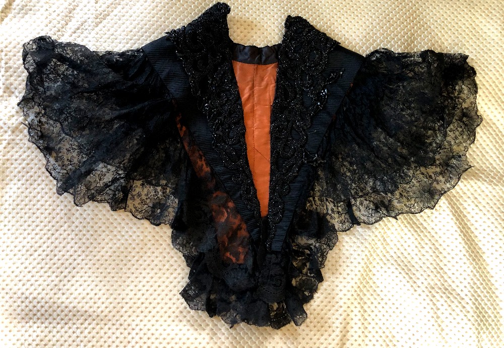 Cape de costume, perles de jets et dentelle de Calais XIX