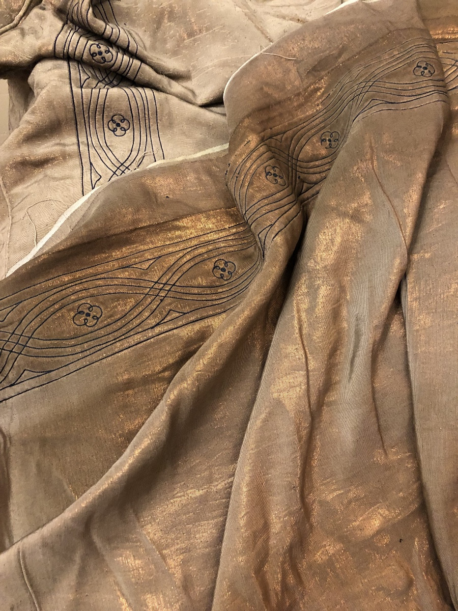 Chambre en satin lamé or brodée 1900 Art Nouveau