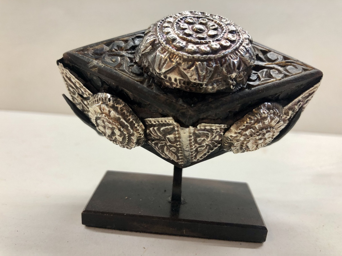 Horn And Silver Amulet In The Shape Of A Shuttle, Java, 19th Century