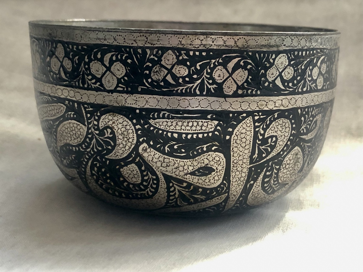 Silver-inlaid Bidri Bowl XIX Islamic India