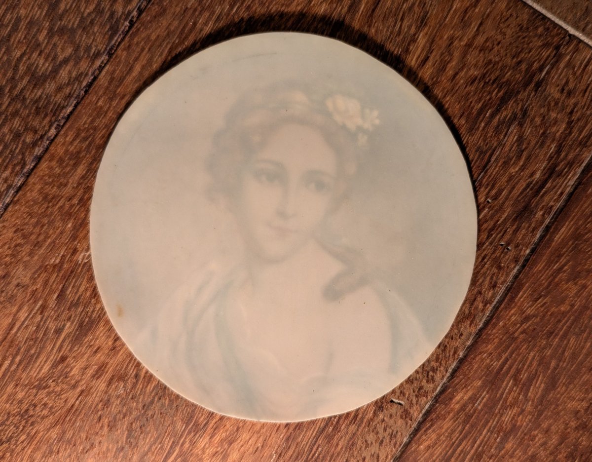Médaillon peint sur ivoire, style Louis XVI - Portrait de jeune femme-photo-1